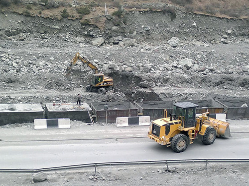 Процесс строительства в непосредственной близости от КПП Казбеги-Верхний Ларс, март 2015 года. Фото: Григория Шведова для "Кавказского узла"