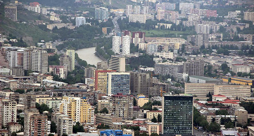 Вид на современные кварталы Тбилиси. Фото Ахмеда Альдебирова для "Кавказского узла" 