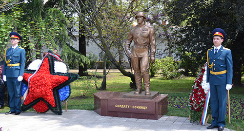 У памятнику солдату-сочинцу. Фото Светланы Кравченко для "Кавказского узла"