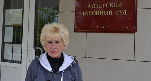 Людмила Савельева говорит, что вынуждена каждый день ходить по судам, как на работу. Фото Светланы Кравченко
