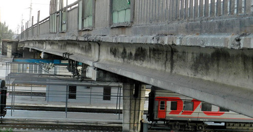 Железная дорога проходит под разрушающимся Комсомольским мостом. Волгоград, 14 мая 2015 г. Фото Татьяны Филимоновой для "Кавказского узла"