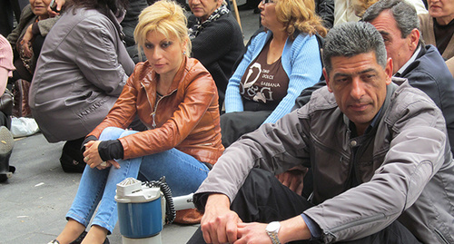 Бывшие сотрудники завода «Наирит» у здания правительства Армении. Фото Тиграна Петросяна для "Кавказского узла"