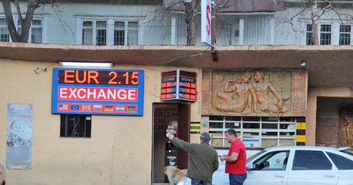 Обмен валюты.  Казбеги, Грузия. Фото Магомеда Магомедова для "Кавказского узла"