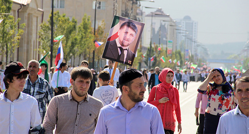 Участники праздничного шествия с портретом Кадырова на улице Грозного. Сентябрь 2014 г. Фото Магомеда Магомедова для "Кавказского узла"