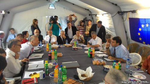 Встреча в Эргнети представителей Грузии и Южной Осетии, 25 июня 2015 год. Фото: Goga Aptsiauri, RFE/RL, http://www.ekhokavkaza.com/content/article/27091521.html