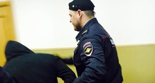 Сотрудник полиции конвоирует подозреваемого в зал суда. Фото Юлии Буславской для "Кавказского узла"
