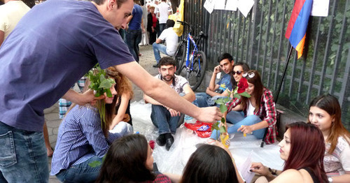Участники акции протеста против повышения тарифов. Ереван, 27 июня 2015 г. Фото Армине Мартиросян для "Кавказского узла"