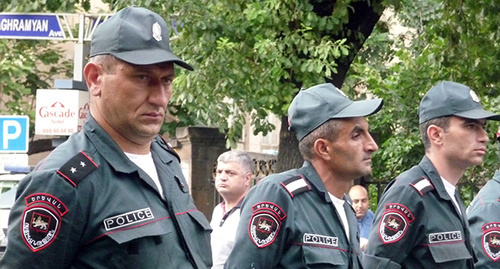 Сотрудники полиции на протестной акции в Ереване, 28 июня 2015 год. Фото Армине Мартиросян для "Кавказского узла"