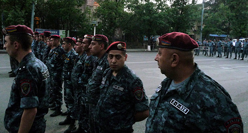 Сотрудники полиции в оцеплении площади Баграмяна. Фото Армине Мартиросян для "Кавказского узла"