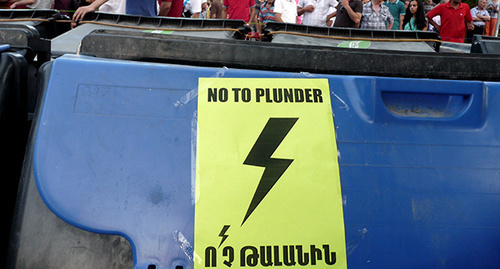 Плакат "Нет грабежу!" участников акции протеста против подорожания электроэнергии. Ереван, 1 июля 2015 г. Фото Армине Мартиросян для "Кавказского узла"