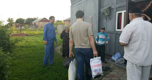 Акция по раздаче продуктов малоимущим семьям прошла в Северной Осетии. Поселок Новый Пригородный район, 12 июля 2015 г. Фото предоставлено мэром Магаса Бесланом Цечоевым