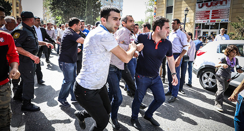Задержание активиста во время митинга под лозунгом "Спасемся!". Баку, 30 мая 2015 г. Фото Азиза Каримова для "Кавказского узла"