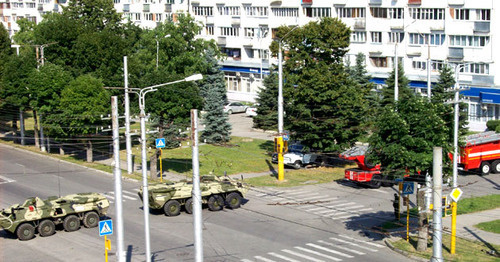 Военная техника возле дома, где проходила спецоперация. Нальчик, 23 июля 2015 г. Фото Людмилы Маратовой для "Кавказского узла"