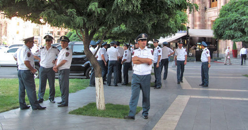 Сотрудники полиции на площади Свободы. Ереван, 30 июля 2015 г. Фото Армине Мартиросян для "Кавказского узла"