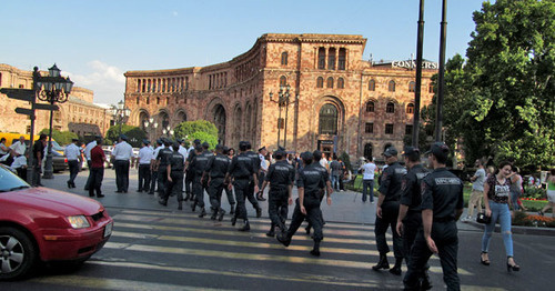Сотрудники полиции на площади Республики. Ереван, 29 июля 2015 г. Фото Армине Мартиросян для "Кавказского узла"