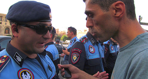 Беседа сотрудника полиции с участникм протестной акции, Ереван, 30 июля 2015 год. Фото Армине Мартиросян для "Кавказского узла"