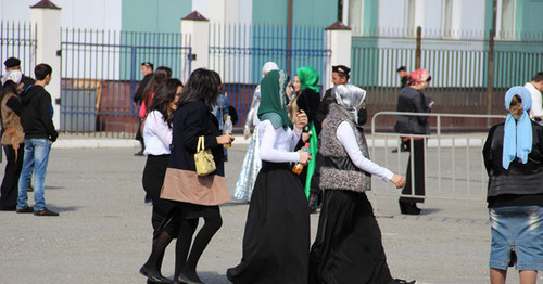 Девушки на улицах Грозного. Фото Магомеда Магомедова для "Кавказского узла"