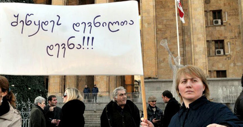 "Прекратите преследование беженцев" - надпись на транспаранте. Акция протеста беженцев. Тбилиси, декабрь 2010 г. Фото: Nodar Tskhvirashvili (RFE/RL)