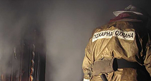 Сотрудник МЧС на пожаре. Фото: http://www.95.mchs.gov.ru/operationalpage/operational/item/2984746/
