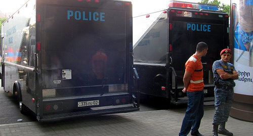 Полицейские машины возле площади Свободы во время проведения митингов протеста против подорожания электроэнергии. Ереван, июль 2015 г. Фото Армине Мартиросян для "Кавказского узла"