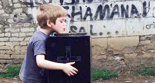 Ребенок пьет воду из фонтанчика на улице в Тбилиси. Фото Магомеда Магомедова для "Кавказского узла" 
