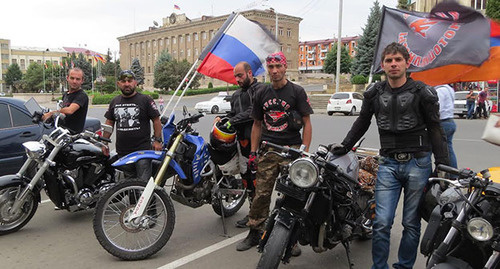 Участники автомотопробега Москва-Армения-Нагорный Карабах в рамках акции "Мы за мир", посвященная 100-летию геноцида армян в Османской империи в Степанакерте. 8 августа 2015 год.Фото Алвард Григорян для "Кавказского узла" Участники автомотопробега Москва-Армения-Нагорный Карабах в рамках акции "Мы за мир", посвященная 100-летию геноцида армян в Османской империи в Степанакерте. 8 августа 2015 год.Фото Алвард Григорян для "Кавказского узла"