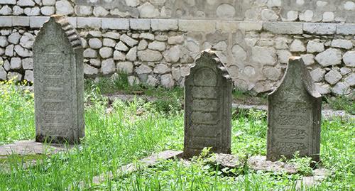 За исламскими могилами  присматривают  работники администрации того района, где они находятся. Шуши, Нагорный Карабах, май 2015 год. Фото Аалвард Григорян для "Кавказского узла"