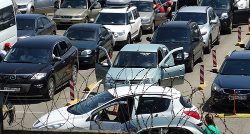 Автомобили на накопительной площадке перед погрузкой на паром. Фото Нины Тумановой для "Кавказского узла"