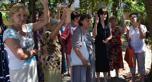 Жители на собрании в микрорайоне Гагаринский, Сочи. Фото Светланы Кравченко для "Кавказского узла"