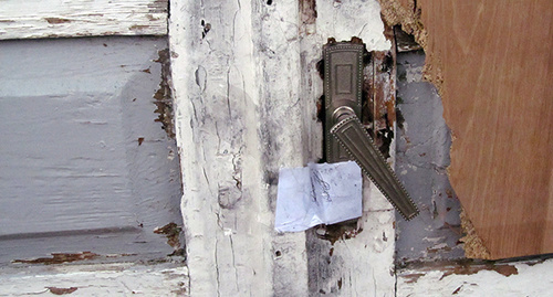 Опечатанная дверь дома расстрелянной семьи Аветисянов. Гюмри, январь 2015 г. Фото Тиграна Петросяна для "Кавказского узла"