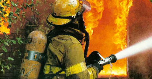 Сотрудник МЧС тушит пожар. Фото http://er.ru/news/80035/