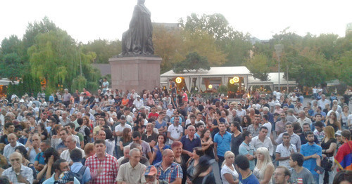 Митинг участников акции против подорожания электроэнергии. Ереван, 11 сентября 2015 г. Фото Армине Мартиросян для "Кавказского узла"
