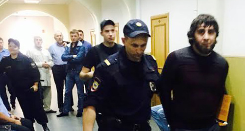 Заур Дадаев конвоируется в зал суда. Фото Юлии Буславской для "Кавказского узла"