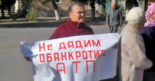 Участница митинга в поддержку голодающих сотрудников Ахтубинского АТП. Ахтубинск, 3 октября 2015 г. Фото Елены Гребенюк для "Кавказского узла"