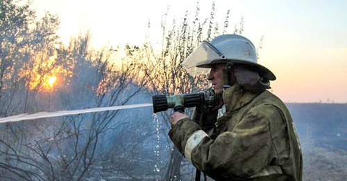 Сотрудник МЧС тушит пожар. Фото: Пресс-служба ГУ МЧС по Волгоградской области