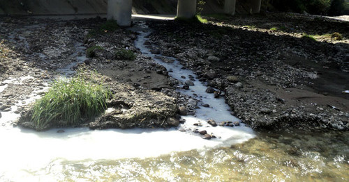 Сброс стока канализации в реку Шалушка. КБР, 6 октября 2015 г. Фото Людмилы Маратовой для "Кавказского узла"