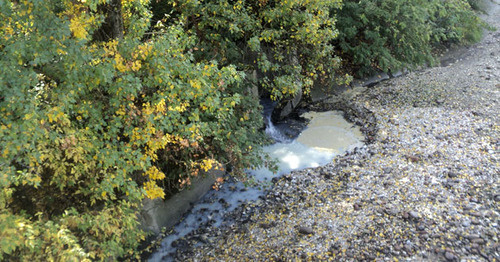 Сброс стока канализации в реку Шалушка. КБР, 6 октября 2015 г. Фото Людмилы Маратовой для "Кавказского узла"