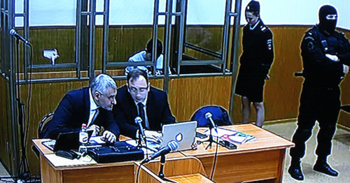 Надежда Савченко с адвокатами в здании Донецкого городского суда. 13 октября 2015 г. Кадр с монитора видеотрансляции