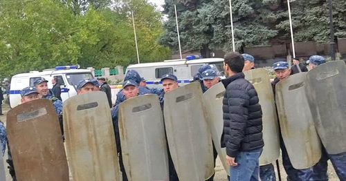Сотрудники полиции на центральной площади города. Буйнакск, 16 октября 2015 г. Фото Патимат Махмудовой для "Кавказского узла"