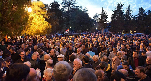 Митинг в поддержку VI съезд политической партии "Амцахара"  в Сухуме 21 октября 2015.
Фото: Томас Тхайцук,  http://sputnik-abkhazia.ru/Abkhazia/20151021/1016046761.html#ixzz3pHPnBaUP