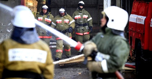 Сотрудники МЧС тушат пожар. Фото: Геннадий Аносов / Югополис