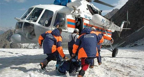 Спасательные работы в горах. Фото: http://www.vestikavkaza.ru/news/MCHS-obnaruzhilo-na-Elbruse-turistov-iz-Severnoy-Osetii.html