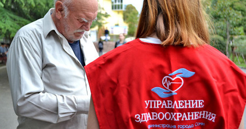 Волонтер раздает брошюры жителям Сочи во Всемирный день здоровья. 24 октября 2015 г. Фото Светланы Кравченко для "Кавказского узла"
