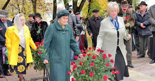 Участники акции памяти жертв политических репрессий.  Нальчик, 30 октября 2015 г. Фото Людмилы Маратовой для "Кавказского узла"