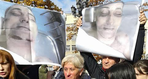 Фотографии погибшего  на митинге возле Дворца правосудия. Фото Александры Кузнецовой для "Кавказского узла"