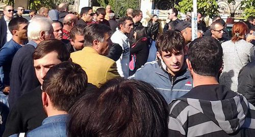 Участники Митинга в поддержку "Рустави 2" перед городским судом. Тбилиси, 19 октября 2015 г. Фото Беслана Кмузова для "Кавказского узла"