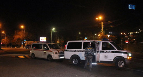 Автомобили полиции и МЧС на месте происшествия. Фото: http://newsarmenia.am/news/armenia/muzhchina-pytalsya-szhech-sebya-v-tsentre-erevana-v-prisutstvii-maloletnikh-detey/