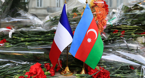 Флаги Франции и Азербайджана перед посольством Баку. Фото Азиза Каримова для "Кавказского узха"