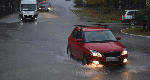 Городские улицы Сочи во время обычного дождя стало затапливать. Фото Светланы Кравченко