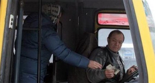Женщина оплачивает проезд в автобусе. Фото: http://minpromrso.ru/